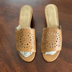 Aerosols size 7 1/2 tan sandals very good condition